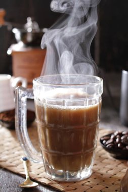 İçinden buhar çıkan bir fincan kahve.