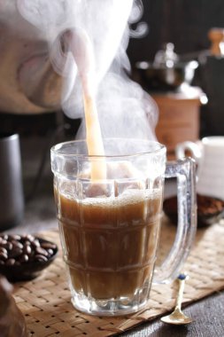 Bir insan bardağa içki dolduruyor.