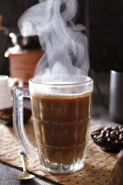 İçinden buhar çıkan bir fincan kahve.