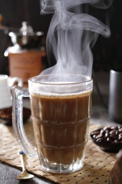 İçinden buhar çıkan bir fincan kahve.