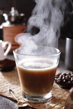 İçinden buhar çıkan bir fincan kahve.