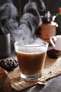 İçinden buhar çıkan bir fincan kahve.