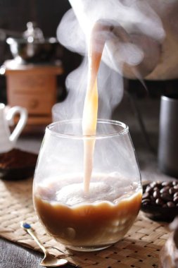 Bir insan bardağa içki dolduruyor.