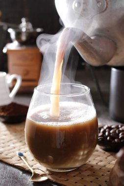 Bardağa doldurulan bir bardak kahve.