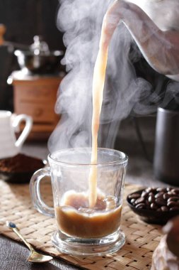 Bardağa doldurulmuş bir fincan kahve.