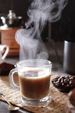 İçinden buhar çıkan bir fincan kahve.