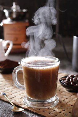 İçinden buhar çıkan bir fincan kahve.