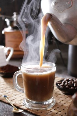 Bardağa doldurulmuş bir fincan kahve.