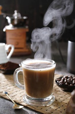 İçinden buhar çıkan bir fincan kahve.