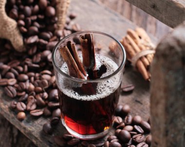 Tarçınlı ve tarçınlı bir bardak kahve.