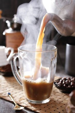 Bardağa doldurulmuş bir fincan kahve.