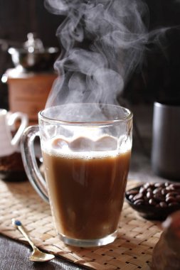 İçinden buhar çıkan bir fincan kahve.