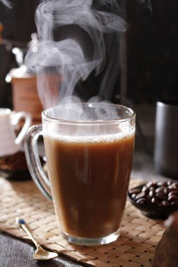 İçinden buhar çıkan bir fincan kahve.