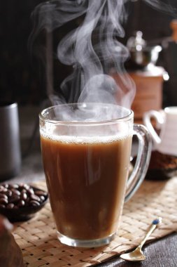 İçinden buhar çıkan bir fincan kahve.