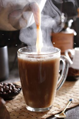 Bir fincan kahvenin kaşığı ve kaşığı masada dinleniyor.