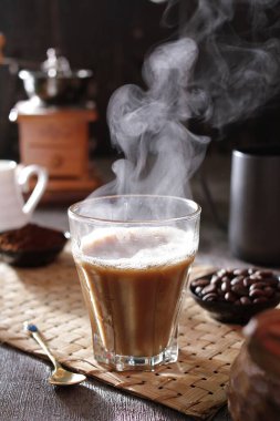 İçinden buhar çıkan bir fincan kahve.