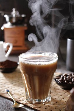 İçinden buhar çıkan bir fincan kahve.