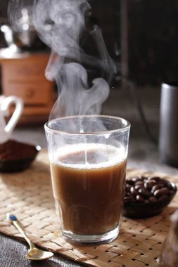 İçinden buhar çıkan bir fincan kahve.