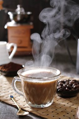 İçinden buhar çıkan bir fincan kahve.
