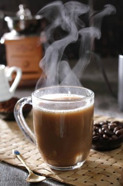 İçinden buhar çıkan bir fincan kahve.