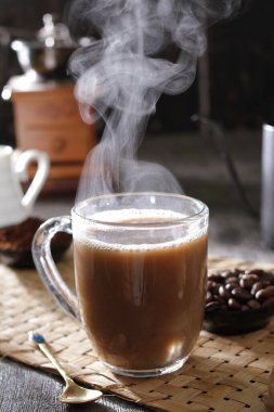 İçinden buhar çıkan bir fincan kahve.