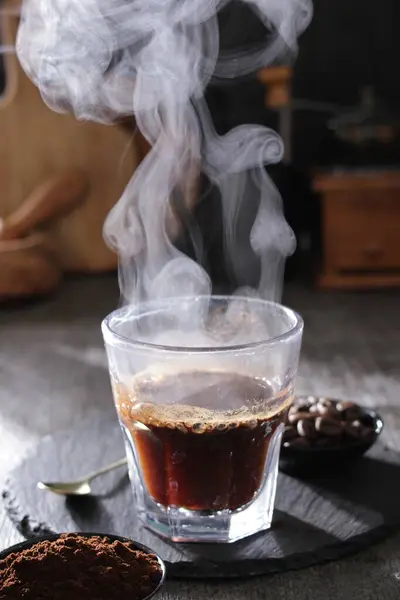 蒸気でコーヒーを飲みながら立ち上がり — ストック写真