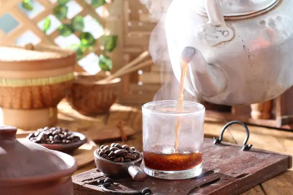Bir Çaydanlık Bir Fincan Kahve — Stok fotoğraf