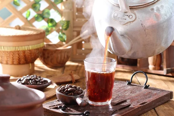 Чайник Наливающий Чай Стакан — стоковое фото