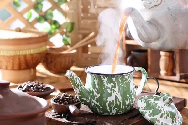 Eine Teekanne Die Heißes Wasser Eine Tasse Gießt — Stockfoto