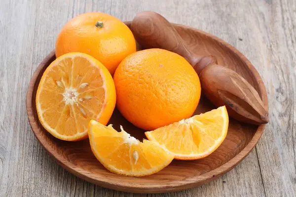 Bol Bois Rempli Oranges Une Cuillère Bois — Photo