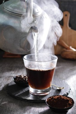 İçinden buhar çıkan bir fincan kahve.