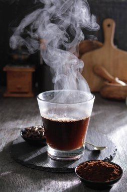 İçinden buhar çıkan bir fincan kahve.