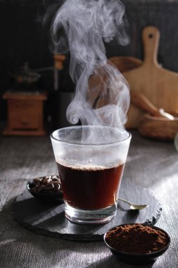 İçinden buhar çıkan bir fincan kahve.
