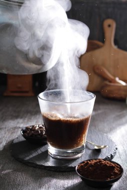 İçinden buhar çıkan bir fincan kahve.