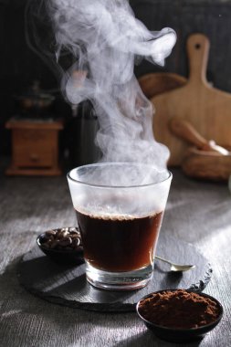 İçinden buhar çıkan bir fincan kahve.