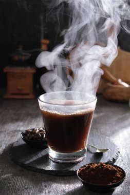 İçinden buhar çıkan bir fincan kahve.