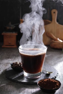 İçinden buhar çıkan bir fincan kahve.