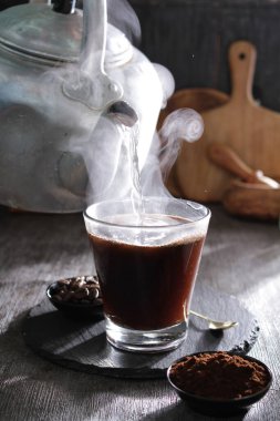 İçinden buhar çıkan bir fincan kahve.