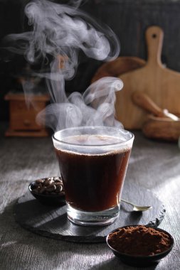 İçinden buhar çıkan bir fincan kahve.