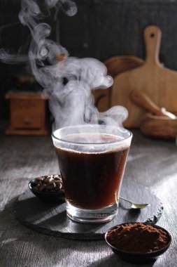 İçinden buhar çıkan bir fincan kahve.