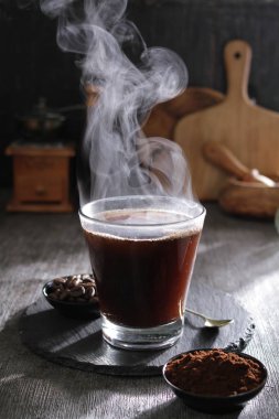 İçinden buhar çıkan bir fincan kahve.