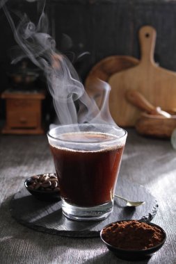 İçinden buhar çıkan bir fincan kahve.