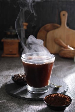 İçinden buhar çıkan bir fincan kahve.