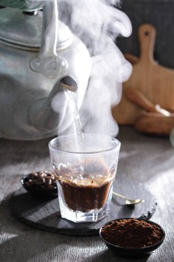 İçinden buhar çıkan bir fincan kahve.