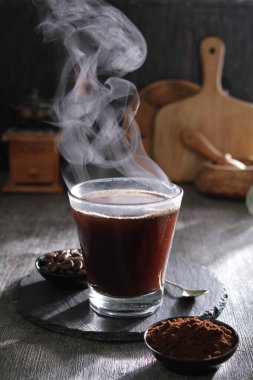 İçinden buhar çıkan bir fincan kahve.