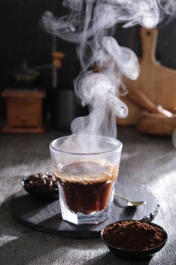 İçinden buhar çıkan bir fincan kahve.