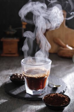 İçinden buhar çıkan bir fincan kahve.