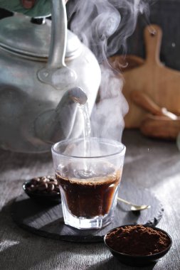 İçinden buhar çıkan bir fincan kahve.