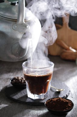 İçinden buhar çıkan bir fincan kahve.