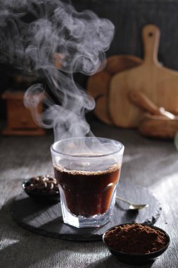 İçinden buhar çıkan bir fincan kahve.